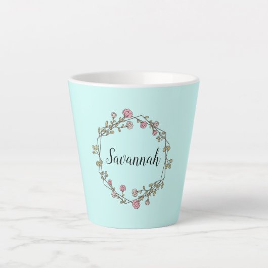 Tasse Latte Nom de script personnalisé Monogramme dans la cour (Devant)