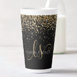 Tasse Latte Nom du monogramme de la Parties scintillant d'or<br><div class="desc">Glam Gold Parties scintillant Élégante Monogramme Latte Mug. Personnalisez facilement ce design chic et branché en latte avec une élégante parties scintillant dorée sur un arrière - plan noir. Le design comprend votre monogramme manuscrit avec de jolis tourbillons et votre nom.</div>