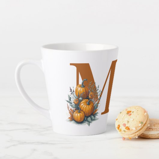 Tasse Latte Nom du monogramme du Citrouille customisé (En situation)