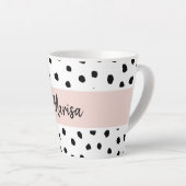 Tasse Latte Nom du monogramme moderne | Points rose et noir Pa (Angle droit)