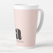 Tasse Latte Nom du monogramme rose gras moderne (Angle droit)