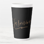 Tasse Latte Nom du script féminin en or noir moderne (Devant)