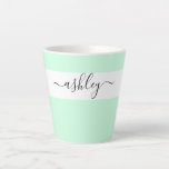 Tasse Latte Nom élégant dans la typographie de script Mint Gre<br><div class="desc">Tresse en latte personnalisée avec une typographie de script élégante et un design minimaliste. Le modèle est configuré pour que vous ajoutiez votre nom en noir et blanc. Un design moderne, simple et tendance dans un vert menthe ou, si vous préférez, vous pouvez changer la couleur arrière - plan. (envoyez-moi...</div>
