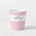 Tasse Latte Nom élégant en rose de typographie de script<br><div class="desc">Tresse en latte personnalisée avec une typographie de script élégante et un design minimaliste. Le modèle est configuré pour que vous ajoutiez votre nom en noir et blanc. Un design moderne, simple et tendance, en rose girly ou, si vous préférez, vous pouvez changer la couleur arrière - plan. (envoyez-moi un...</div>
