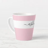 Tasse Latte Nom Élégant en Typographie Script Rose (Angle gauche)