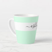 Tasse Latte Nom élégant en typographie script vert menthe (Angle gauche)