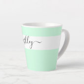 Tasse Latte Nom élégant en typographie script vert menthe (Angle droit)
