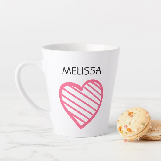 Tasse Latte NOM et mignon coeur rayé rose chaud (En situation)