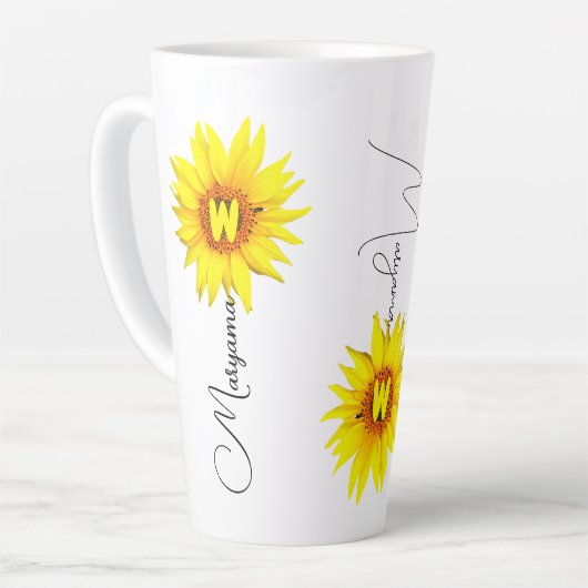 Tasse Latte Nom et monogramme personnalisés avec fleur de sole (Angle gauche)