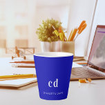 Tasse Latte Nom initial du monogramme blanc bleu royal<br><div class="desc">Un arrière - plan de couleur bleu roi. Personnalisez et ajoutez un nom et des lettres monographiques. Lettres blanches.</div>