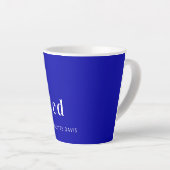 Tasse Latte Nom initial du monogramme blanc bleu royal (Angle droit)