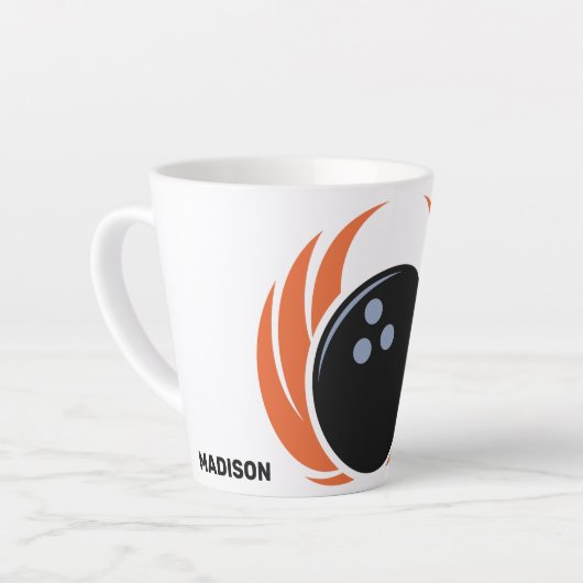 Tasse Latte Nom personnalisé Boule de Bowling avec flamme (Angle gauche)