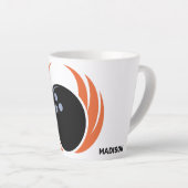 Tasse Latte Nom personnalisé Boule de Bowling avec flamme (Angle droit)