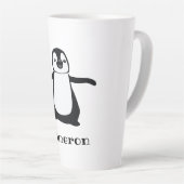 Tasse Latte Nom personnalisé Cute Peeking Penguin (Angle droit)
