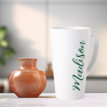 Tasse Latte Nom vert du chasseur Script manuscrit personnalisé<br><div class="desc">Une tasse de latte monogramme personnalisée et audacieuse pour une fille ou un gars qui aime les cadeaux simples et écrits à la main. Beau script cursif sur le flanc de votre bouteille qui épelle votre nom.</div>