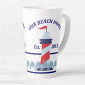 Tasse Latte Notre maison de plage, phare (Angle droit)