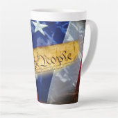 Tasse Latte Nous Le Peuple Drapeau Américain (Angle droit)
