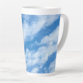 Tasse Latte Nuages dans le ciel Simple, Elégant Bleu et Blanc (Angle droit)