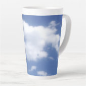 Tasse Latte nuages dans un ciel bleu (Angle droit)