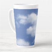 Tasse Latte nuages dans un ciel bleu (Angle gauche)