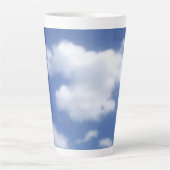 Tasse Latte nuages dans un ciel bleu (Devant)
