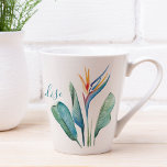Tasse Latte Oiseau tropical de Paradise Green Palm Feuilles<br><div class="desc">Apportez la chaleur de l'été à votre maison avec ces tasses tropicales uniques en latte, avec un oiseau d'aquarelle vibrant de paradis et des feuilles luxuriants de palmiers sur un arrière - plan blanc immaculé. L'écriture manuscrite en bleu turquoise dit "Bienvenue à Notre Paradis", ajoutant une ambiance de plage charmant...</div>