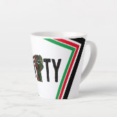 Tasse Latte orgueil noir poing vert rouge pan drapeau africain (Angle droit)