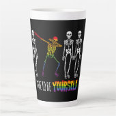 Tasse Latte Osez Être Vous Halloween Dabbing Skeleton Pop (Devant)