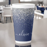 Tasse Latte Paillette de monogramme girly bleu marine argenté<br><div class="desc">Tasse à café ou à latte avec monogramme ou nom en script pailleté métallisé bleu marine et argenté. C'est le cadeau parfait pour un anniversaire des 16 ans, un mariage, une douche de mariée, un anniversaire de mariage, une baby shower ou une soirée d'enterrement de vie de jeune fille pour...</div>