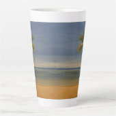 Tasse Latte Palmier solitaire sur la plage, par Gary Poling (Devant)