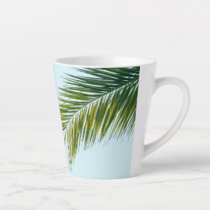 Tasse Latte Palmier Vert Tropical sur Fond Bleu Clair