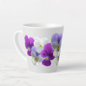 Tasse Latte Pansies violettes et blanches Lumineuses en latte  (Angle gauche)