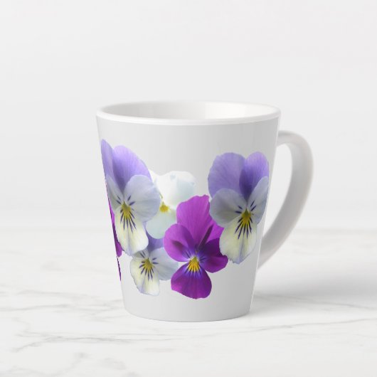Tasse Latte Pansies violettes et blanches Lumineuses en latte (Angle droit)