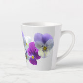 Tasse Latte Pansies violettes et blanches Lumineuses en latte (Droite)