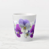 Tasse Latte Pansies violettes et blanches Lumineuses en latte  (Devant)