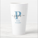 Tasse Latte Papa Élégant Script Monogramme Bleu Blanc Latte Mu<br><div class="desc">Latte tasse pour un nouveau papa ou bien établi depuis longtemps ! que vous pouvez personnaliser avec la date à laquelle ils sont devenus grand-père. Ce design minimaliste branché présente une palette de couleurs modernes, bleu, noir et blanc. Il a un monogramme Papa, avec la lettre initiale P et le...</div>