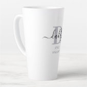 Tasse Latte Papa Élégant Script Papa Monogramme Gris d'argent (Angle gauche)