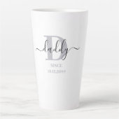 Tasse Latte Papa Élégant Script Papa Monogramme Gris d'argent (Devant)