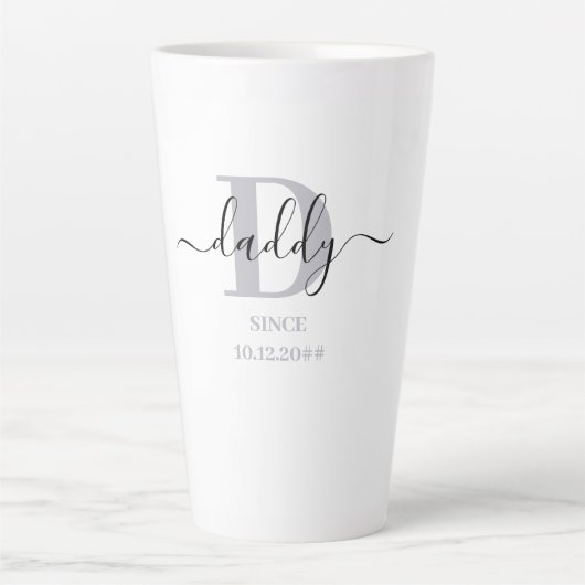 Tasse Latte Papa Élégant Script Papa Monogramme Gris d'argent (Devant)