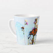 Tasse Latte Papillon Monarque sur le chardon violet Bush (Angle gauche)