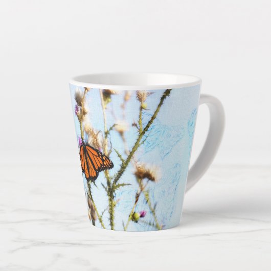 Tasse Latte Papillon Monarque sur le chardon violet Bush (Angle droit)