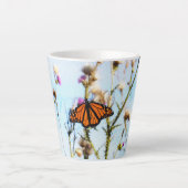 Tasse Latte Papillon Monarque sur le chardon violet Bush (Devant)