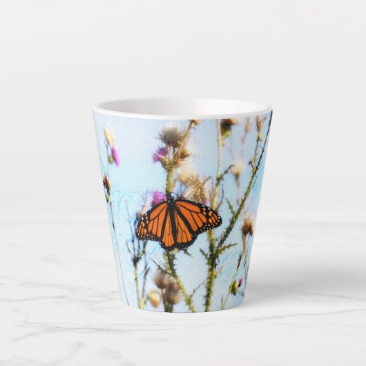 Tasse Latte Papillon Monarque sur le chardon violet Bush (Devant)