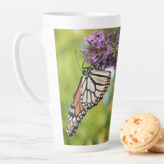 Tasse Latte Papillon Monarque sur papillon pourpre Bush (En situation)