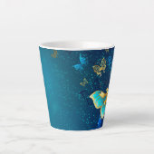 Tasse Latte Papillons d'or sur un Arrière - plan bleu (Devant)