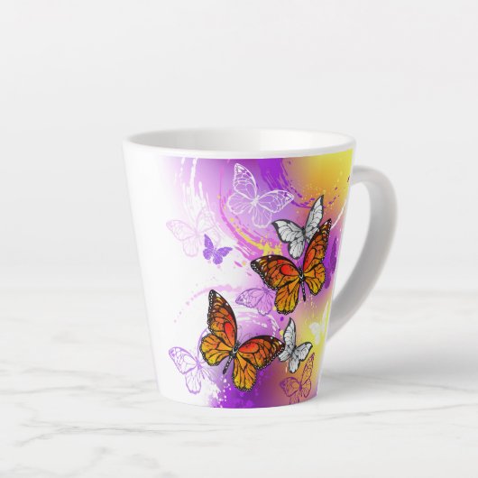 Tasse Latte Papillons Monarque sur Arrière - plan pourpre (Angle droit)