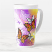 Tasse Latte Papillons Monarque sur Arrière - plan pourpre (Angle droit)