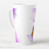 Tasse Latte Papillons Monarque sur Arrière - plan pourpre (Angle gauche)