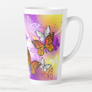Tasse Latte Papillons Monarque sur Arrière - plan pourpre