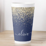 Tasse Latte Parties scintillant Bleu de la Marine d'or Script<br><div class="desc">Marine Blue and Gold Faux Foil Metallic Sparkle Parties scintillant Script Monogramme Nom Latte Coffee Cup Mug. Cela rend le cadeau parfait pour 16 ans,  mariage,  douche nuptiale,  anniversaire,  baby shower ou bachelorette pour quelqu'un qui aime le luxe glam et les styles chic.</div>